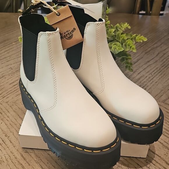 White Dr. Martens 2976 Quad Chelsea Boot Size 7 NWT AirWair - Picture 2 of 13